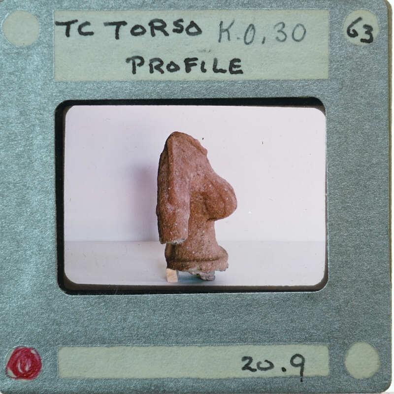 Terracotta statue torso from the side K0.30