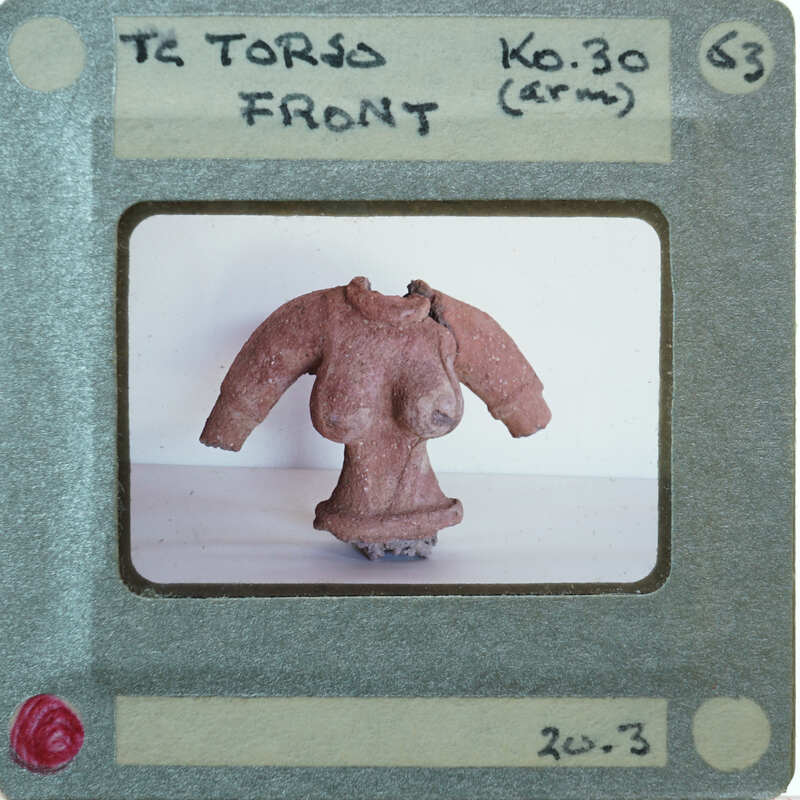 Terracotta torso K0.30 from the front K0.30.