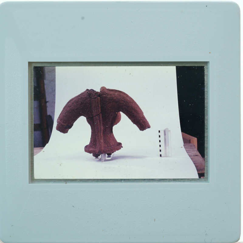 Terracotta statue torso from the front K0.30