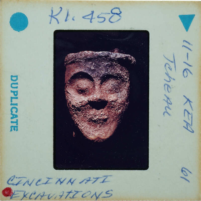 Terracotta figurine face from the front K1.458.
