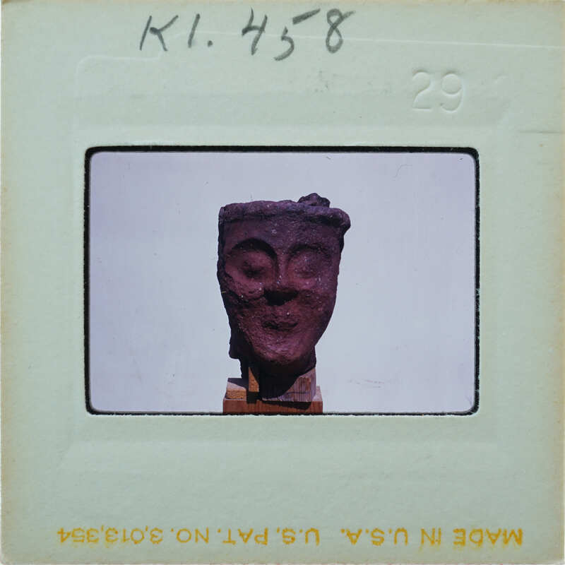 Terracotta figurine face from the front K1.458.
