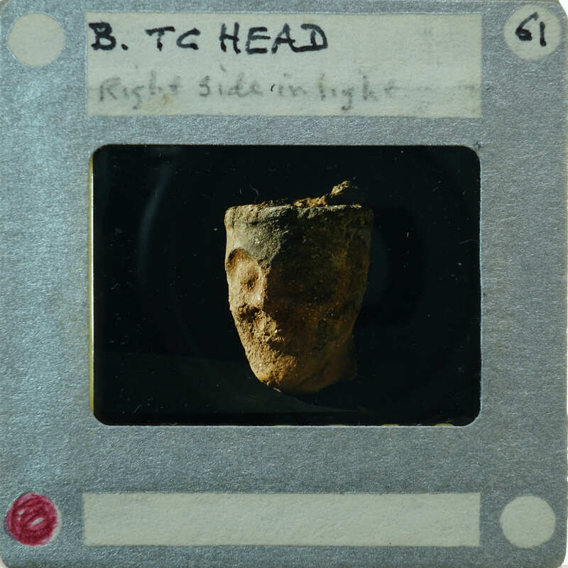 Terracotta figurine face from the front K1.458.