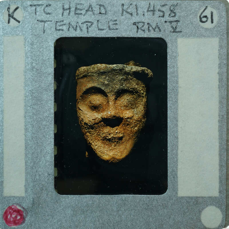 Terracotta figurine face from the front K1.458.