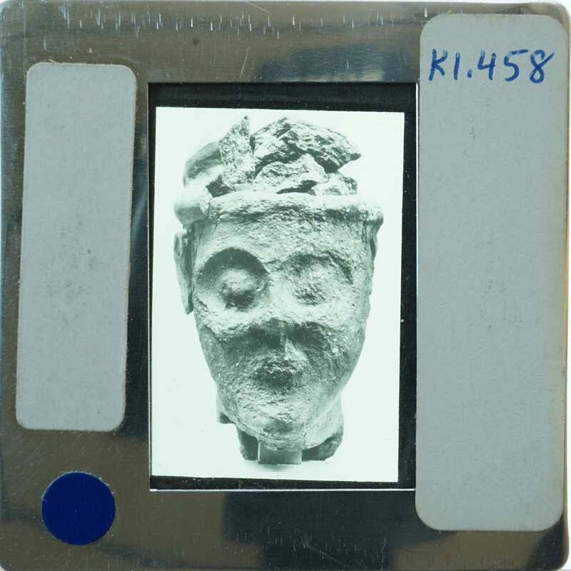 Terracotta figurine face from the front K1.458.