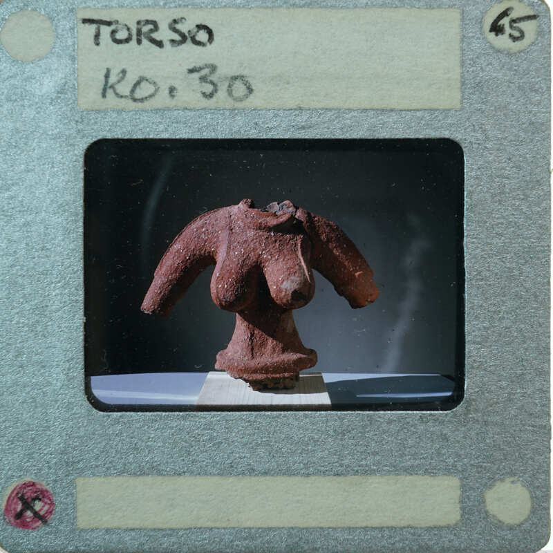 Terracotta torso K0.30 from the front.