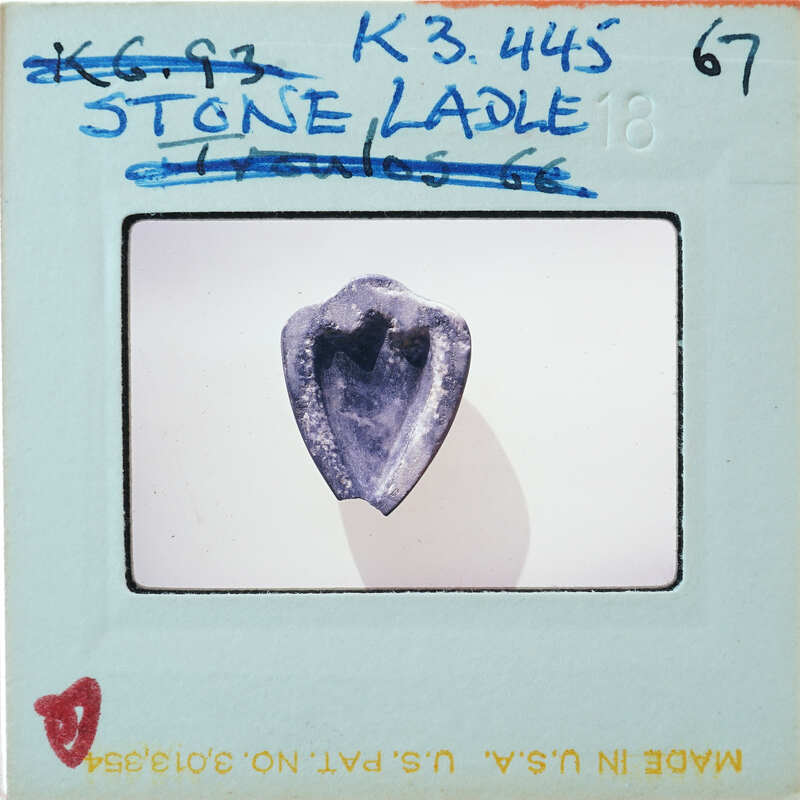 Heart-shaped stone with cavity from top, K3.445.