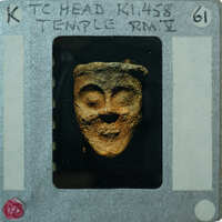 Terracotta figurine face from the front K1.458.